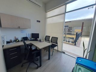Foto 2 de Alquiler de oficina amoblada en vía a la costa