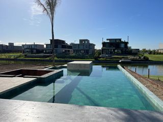 Foto 1 de Casa en Venta a la laguna en Virazon Nordelta Tigre