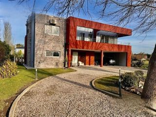 Foto 1 de Casa en venta - 4 Dormitorios 4 Baños - La Plata