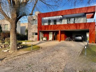 Foto 2 de Casa en venta - 4 Dormitorios 4 Baños - La Plata