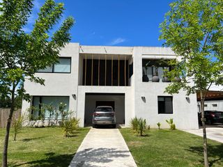 Foto 2 de Venta Casa con  Al Rio en Barrio Náutico San Juan Villanueva