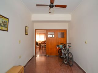 Foto 4 de CASA CON 3 DORMITORIOS A 100 m de Av 7 Jefes!!