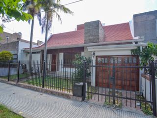 Foto 1 de CASA CON 3 DORMITORIOS A 100 m de Av 7 Jefes!!