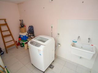 Foto 10 de CASA CON 3 DORMITORIOS A 100 m de Av 7 Jefes!!