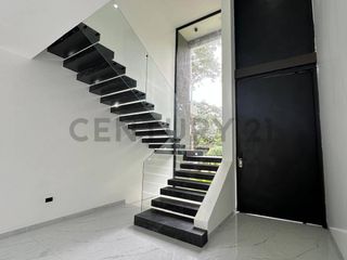 Foto 6 de Casa Rodeada de Naturaleza Privilegiada, Junto al Lago con Seguridad 24/7 P.Cev.