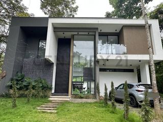 Foto 10 de Casa Rodeada de Naturaleza Privilegiada, Junto al Lago con Seguridad 24/7 P.Cev.
