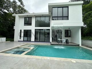 Foto 1 de Casa Rodeada de Naturaleza Privilegiada, Junto al Lago con Seguridad 24/7 P.Cev.