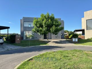 Foto 1 de CASA 4 AMB EN VENTA HARAS SANTA MARIA EL MOLINO