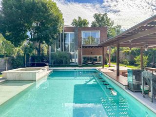 Foto 1 de VENTA CASA 6 AMB CON PILETA EN BARRIO ALAMO ALTO!