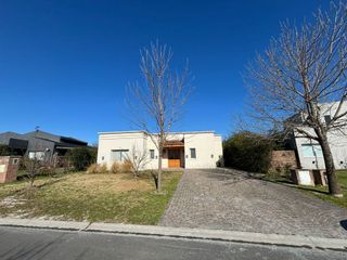 Foto 2 de Casa de una planta en lote interna, Canton Puerto