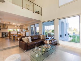Foto 11 de VENTA CASA 6 AMB AL LAGO PISCINA MUELLE EL CANTON