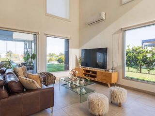 Foto 9 de VENTA CASA 6 AMB AL LAGO PISCINA MUELLE EL CANTON