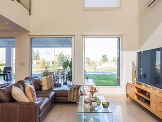 Foto 10 de VENTA CASA 6 AMB AL LAGO PISCINA MUELLE EL CANTON