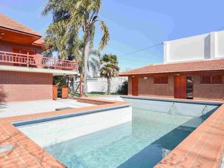 Foto 1 de Casa en venta La Plata con pileta, parque