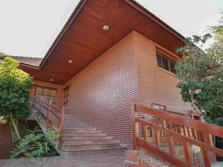 Foto 9 de Casa en venta La Plata con pileta, parque
