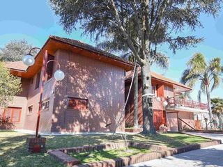 Foto 2 de Casa en venta La Plata con pileta, parque