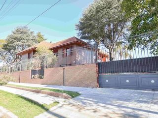 Foto 13 de Casa en venta La Plata con pileta, parque