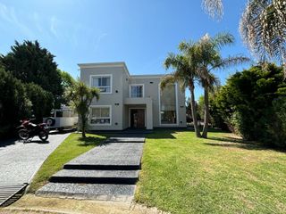Foto 3 de VENTA CASA SAN LUCAS 6 AMB CON PILETA APTA CREDITO