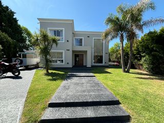 Foto 2 de VENTA CASA SAN LUCAS 6 AMB CON PILETA APTA CREDITO