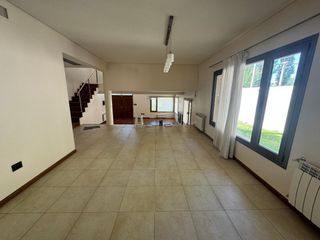 Foto 5 de CASA EN VENTA 5 DORMITORIOS Y QUINCHO