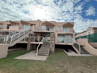 Foto 1 de VENTA CASA AMOBLADA  CARLOS PAZ CON BAJADA AL LAGO