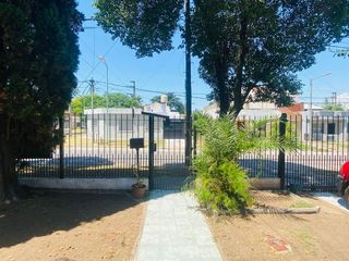 Foto 3 de CASA DE 4 AMBIENTES CON INGRESO POR DOS CALLES