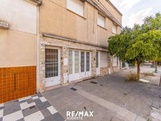 Foto 1 de VENTA CASA EN 1ER PISO + 2 LOCALES (B. PEDRO PICO)