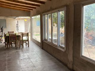 Foto 1 de SE VENDE CASA 2 DORM, COCHERA Y PATIO EN SANTA FE