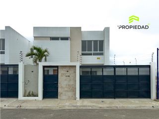 Foto 1 de Casa en Venta al Sur de Manta 5 Dormitorios desde 176K Urb privada
