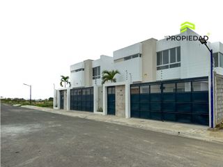 Foto 2 de Casa en Venta al Sur de Manta 5 Dormitorios desde 176K Urb privada