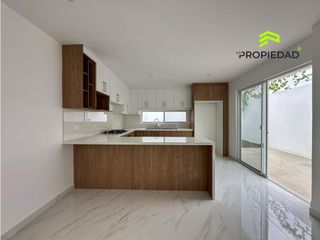 Foto 10 de Casa en Venta al Sur de Manta 5 Dormitorios desde 176K Urb privada