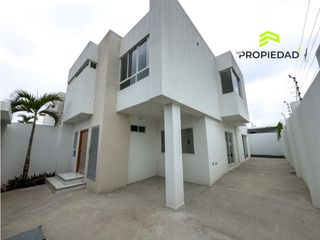 Foto 4 de Casa en Venta al Sur de Manta 5 Dormitorios desde 176K Urb privada