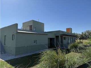 Foto 1 de Hermosa Casa de Campo en Venta