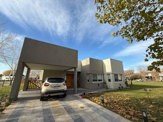 Foto 1 de Casa cuatro ambientes a la Venta en Haras del Sur II Coronel Brandsen