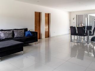 Foto 3 de VENTA HERMOSA CASA ESTILO MINIMALISTA EN BRADSEN