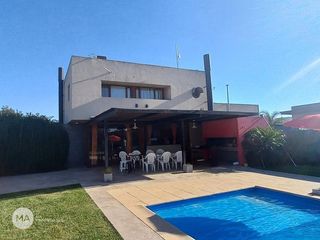 Foto 2 de Casa 3 Dormitorios Jardín y Piscina - Cantegril - Funes | Alquiler