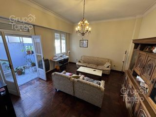Foto 1 de PH casa en venta Colegiales, 7 ambientes con terraza y patio por escalera