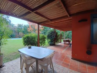 Foto 36 de Casa muy luminosa de 6 ambientes en La Colina con galería, jardín y pileta