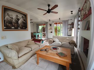 Foto 10 de Casa muy luminosa de 6 ambientes en La Colina con galería, jardín y pileta