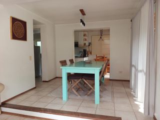 Foto 14 de Casa muy luminosa de 6 ambientes en La Colina con galería, jardín y pileta