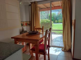 Foto 17 de Casa muy luminosa de 6 ambientes en La Colina con galería, jardín y pileta