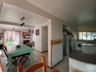 Foto 13 de Casa muy luminosa de 6 ambientes en La Colina con galería, jardín y pileta