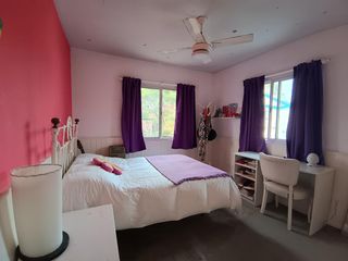 Foto 29 de Casa muy luminosa de 6 ambientes en La Colina con galería, jardín y pileta
