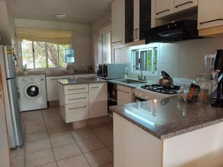 Foto 18 de Casa muy luminosa de 6 ambientes en La Colina con galería, jardín y pileta