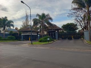 Foto 44 de Casa muy luminosa de 6 ambientes en La Colina con galería, jardín y pileta