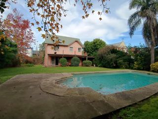 Foto 40 de Casa muy luminosa de 6 ambientes en La Colina con galería, jardín y pileta