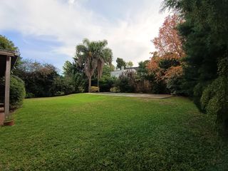 Foto 42 de Casa muy luminosa de 6 ambientes en La Colina con galería, jardín y pileta