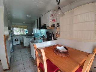 Foto 16 de Casa muy luminosa de 6 ambientes en La Colina con galería, jardín y pileta