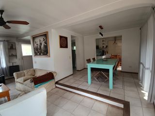 Foto 15 de Casa muy luminosa de 6 ambientes en La Colina con galería, jardín y pileta