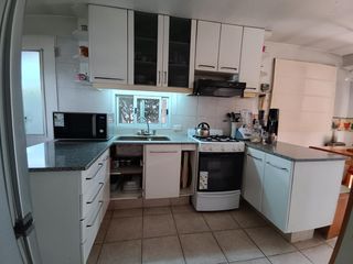 Foto 19 de Casa muy luminosa de 6 ambientes en La Colina con galería, jardín y pileta